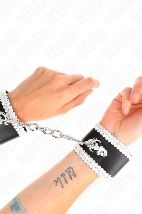KINK – MUÑEQUERAS NEGRO CON ENCAJE DECORATIVO BLANCO AJUSTABLE 20-23 CM X 5.5 CM